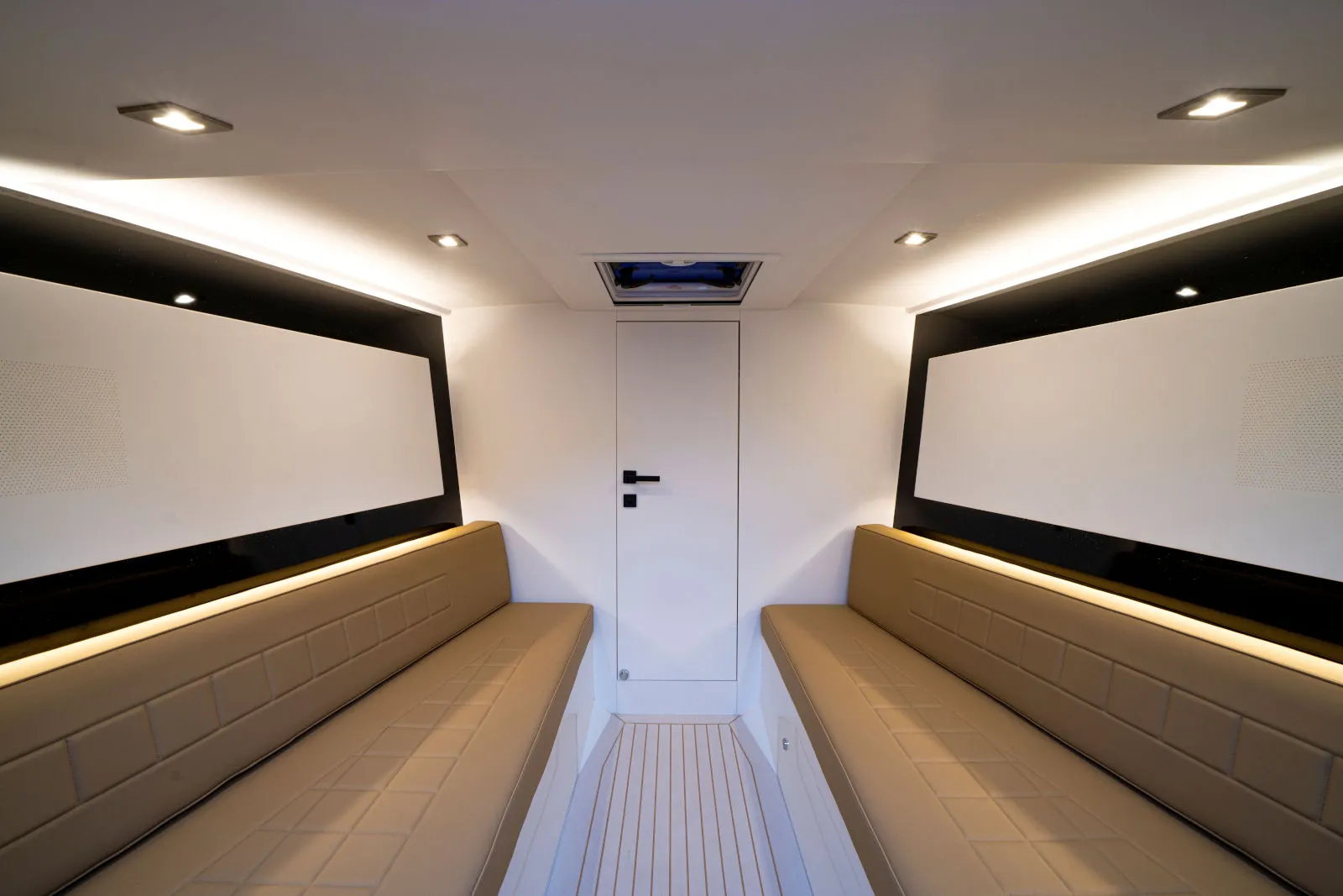 VanDutch32 AVIO BLUE Interni